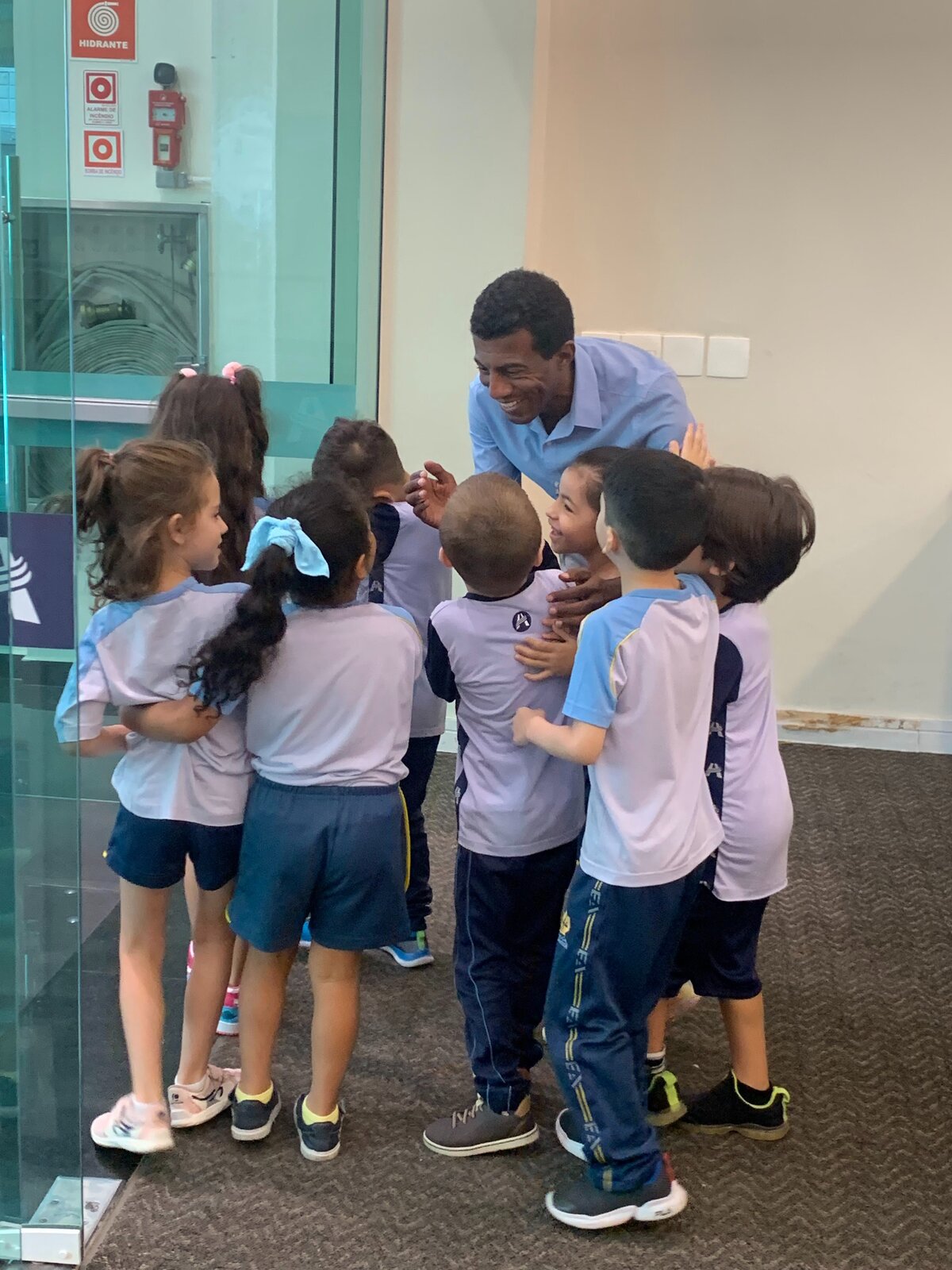 Professor Isaías Santos com alunos da Robotix Educacional